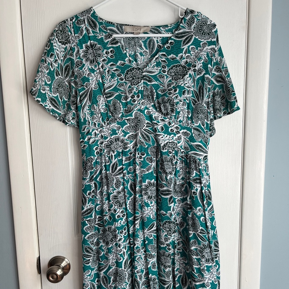 Loft Dress size 8 Green Floral Print with pockets